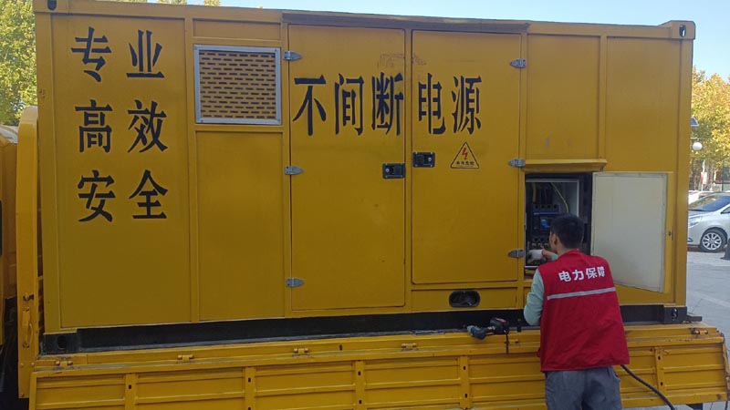 印台柴油发电机组和UPS电源配合使用时，如何避免切换过程中的电力中断？